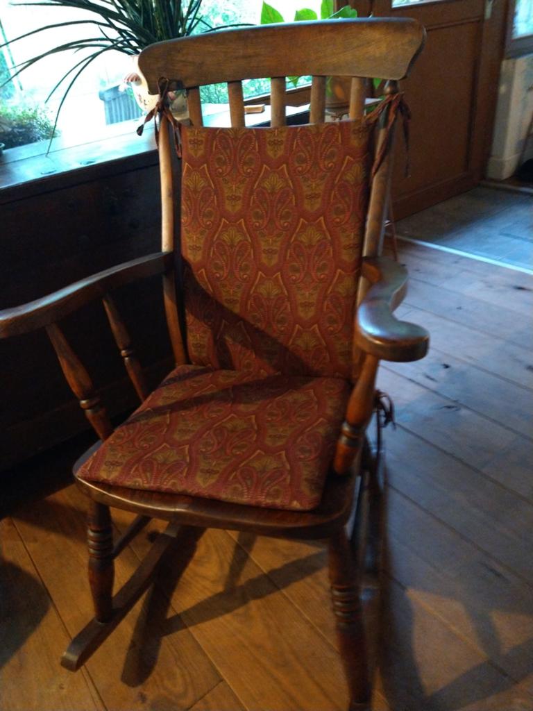 Fauteuil à bascule ancien, Enlèvement