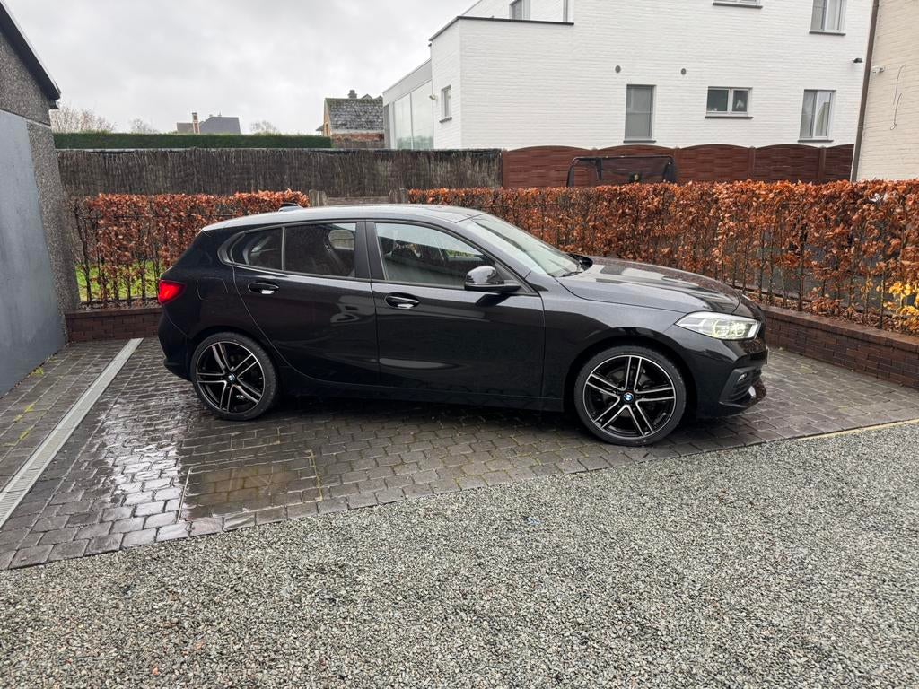 Bmw 118i 136pk Black-Line  / bwjr.:2021 / Veel Opties, Auto's, Voorwielaandrijving, 1 Reeks, 1498 cc, Zwart