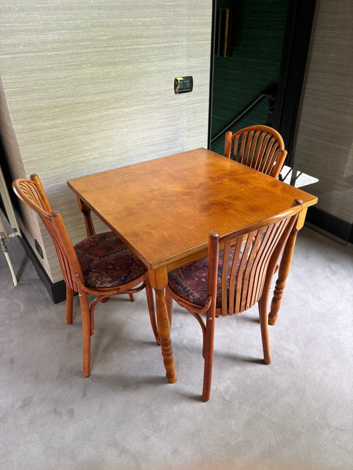 Tafel en 3 stoelen ( cafe stoelen), Ophalen, Zo goed als nieuw