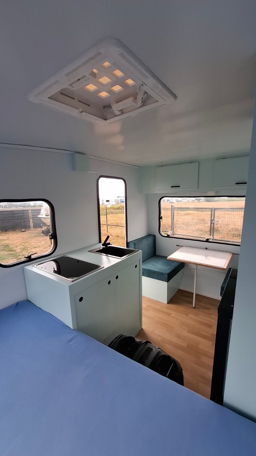 Adria caravan  tot 750 kg, Caravans en Kamperen, Particulier, Koelkast, Adria