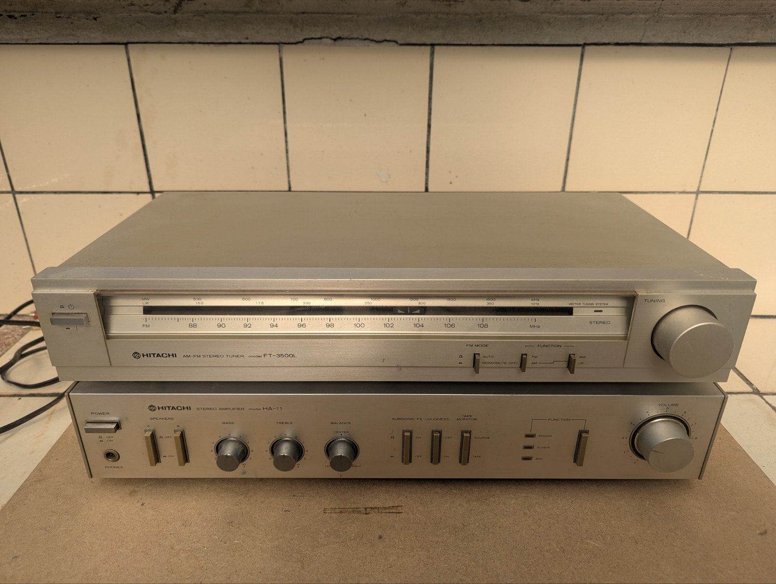 Tuner stéréo Hitachi vintage + amplificateur, Enlèvement ou Envoi, Utilisé, Stéréo, Autres marques