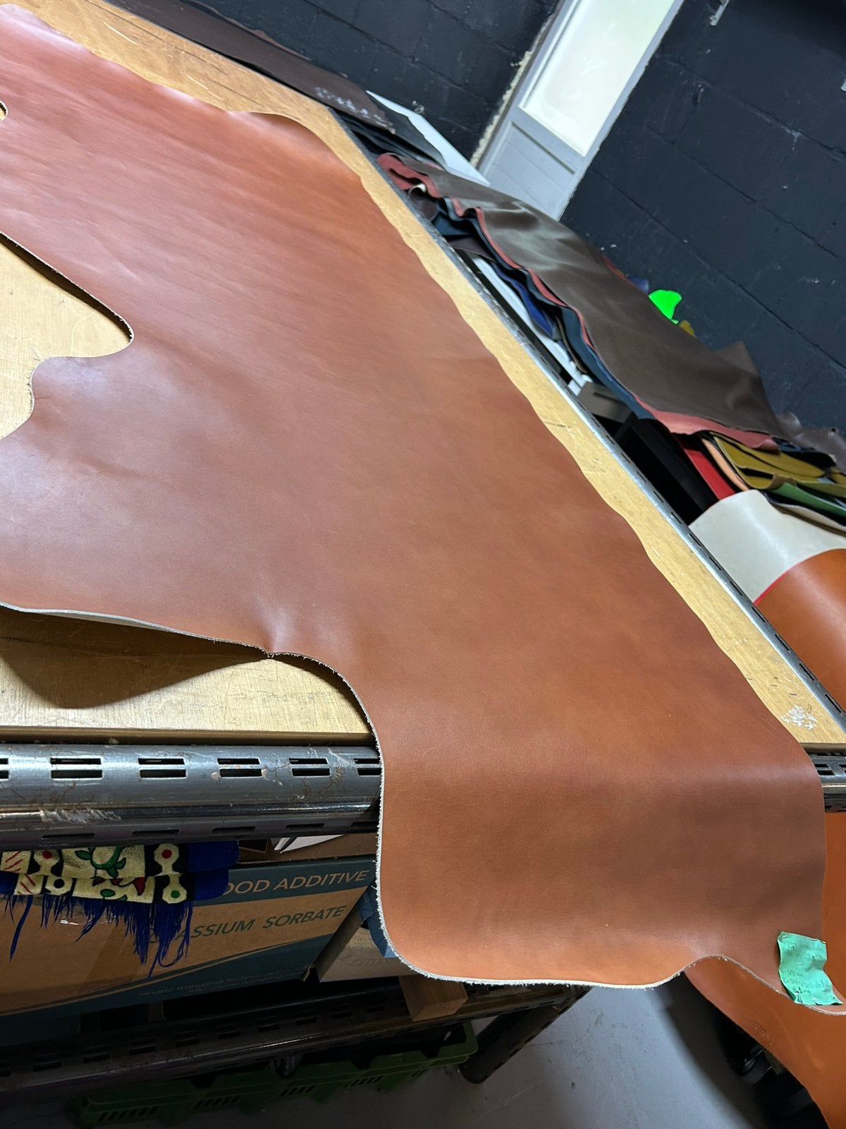 Cognac kalfs halve huid 1.2 mm dikte iets stug A-4, Ophalen of Verzenden