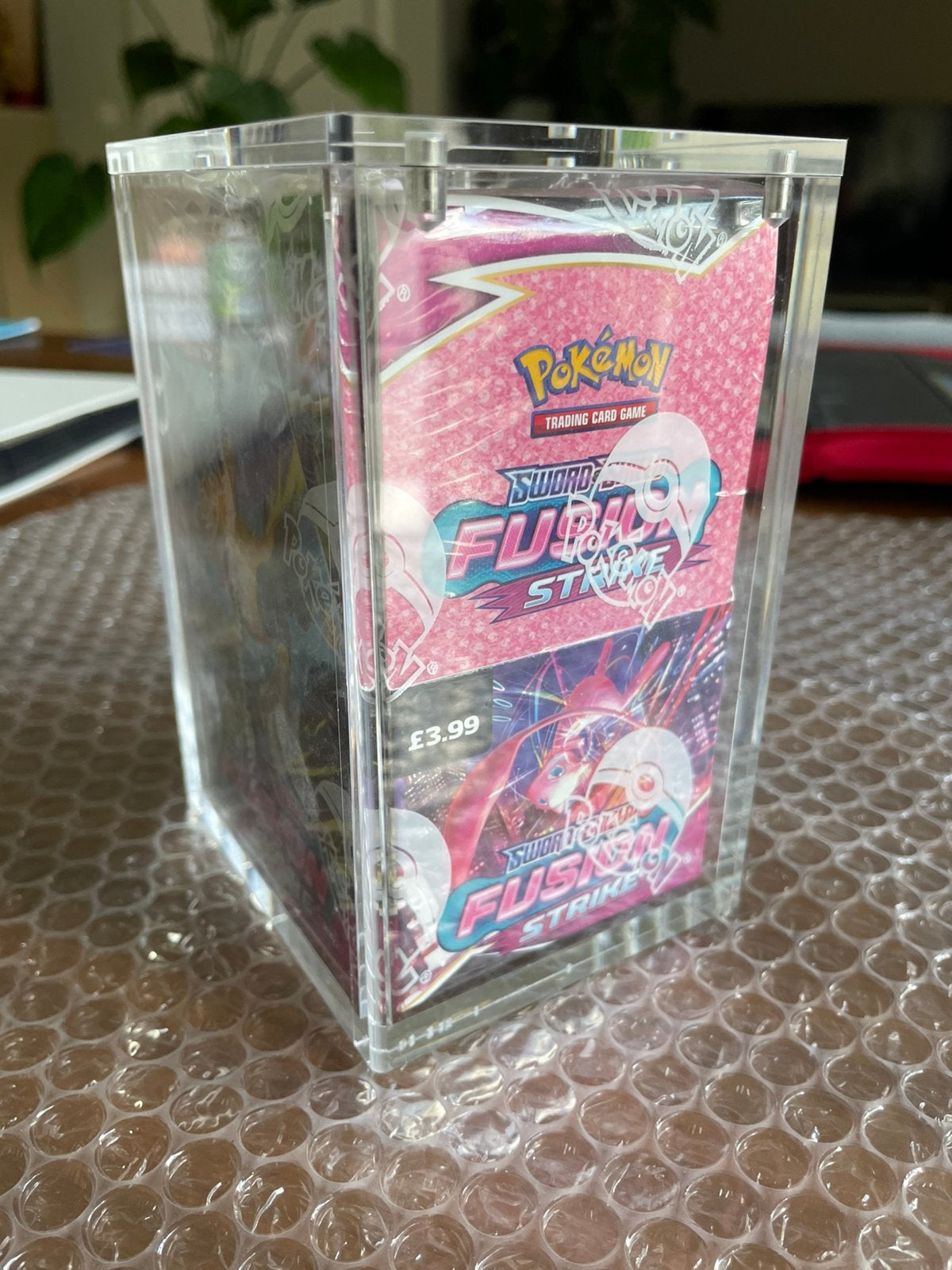 Halve Booster Box Fusion Strike inc acryl, Ophalen of Verzenden, Zo goed als nieuw, Booster