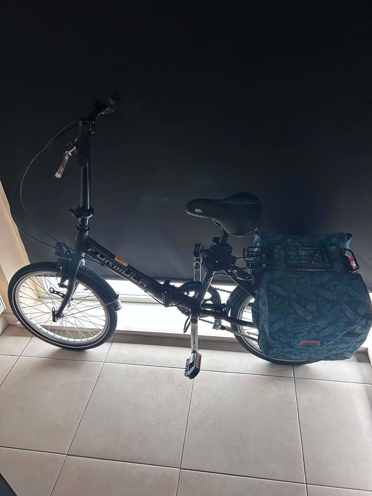 Plooifiets met zakken en helm er bij, Ophalen