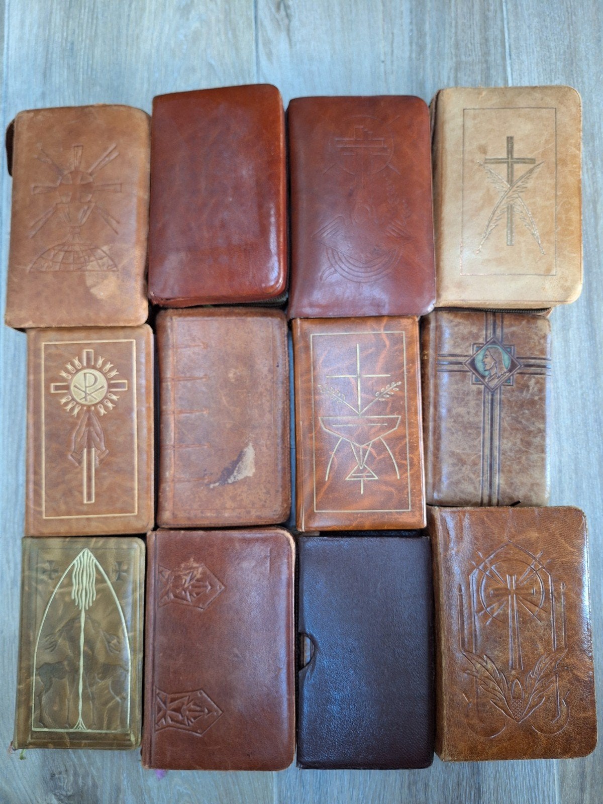 Collection unique en 12 volumes d'anciens carnets et missels, Enlèvement