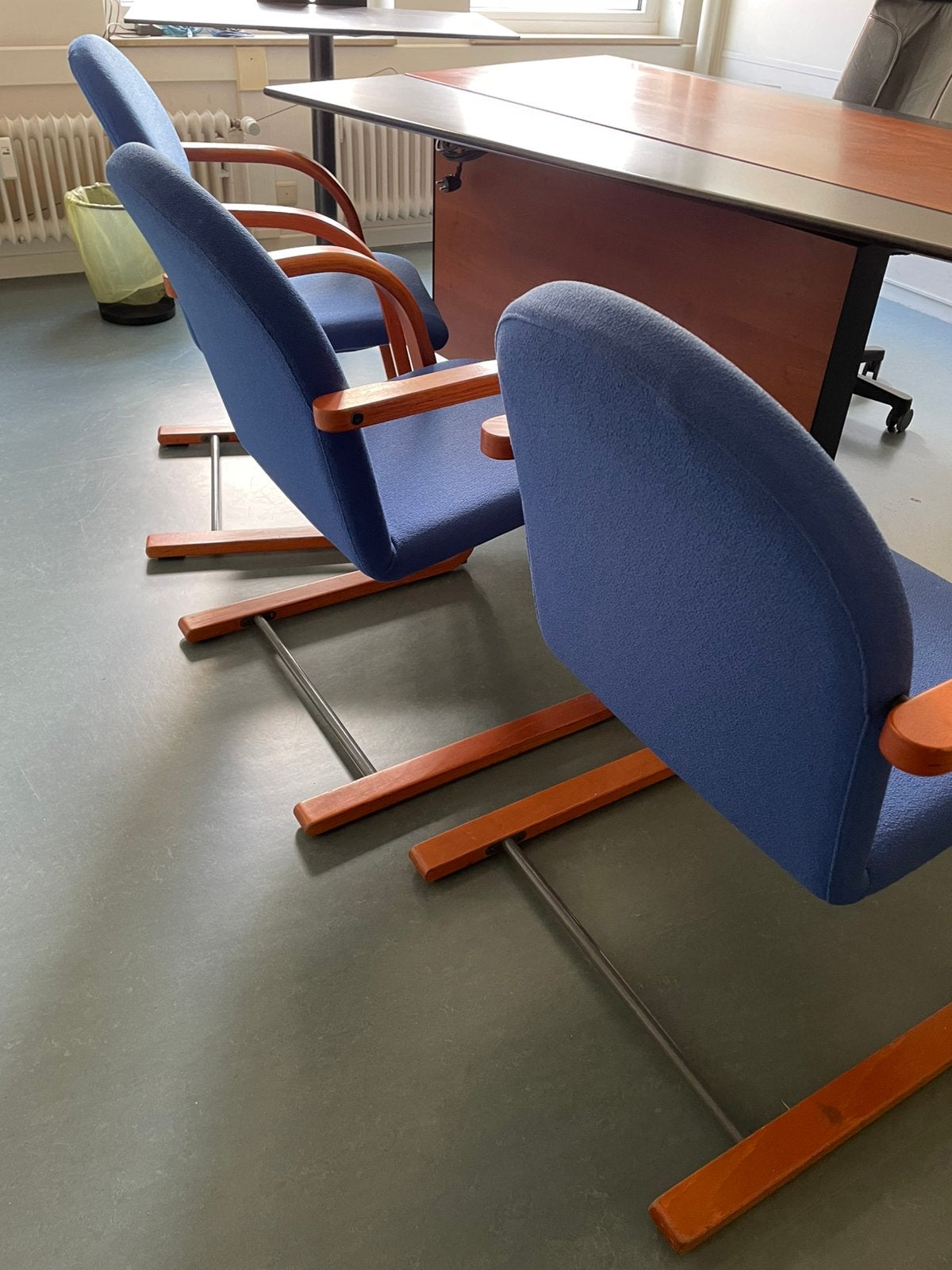 stoel met houten armleuning, Ophalen, Hout, Drie, Blauw