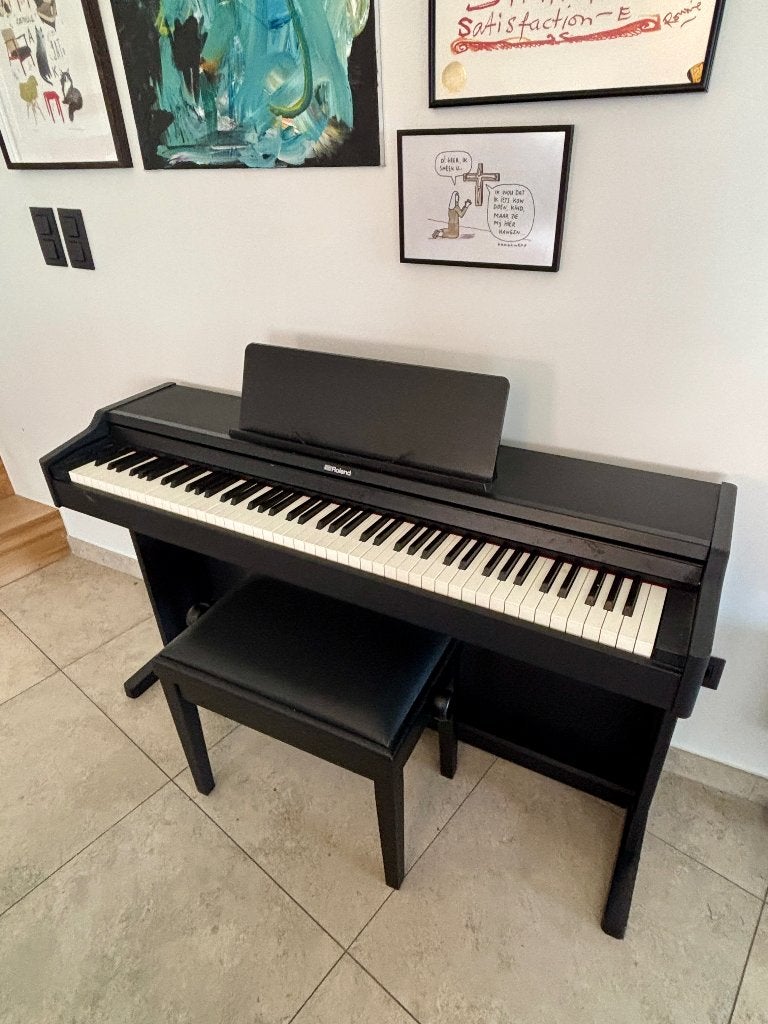 Roland RP107 digitale piano – incl. stoel & hoofdtelefoon, Muziek en Instrumenten, Piano's, Ophalen, Zwart, Digitaal, Zo goed als nieuw