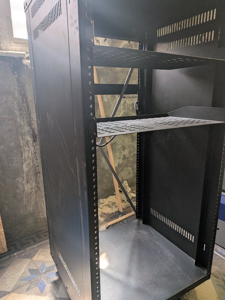 computer kast / server rek / apparatuur rek, Computers en Software, Serverkasten, Gebruikt, Geperforeerd, Geperforeerd, Ophalen