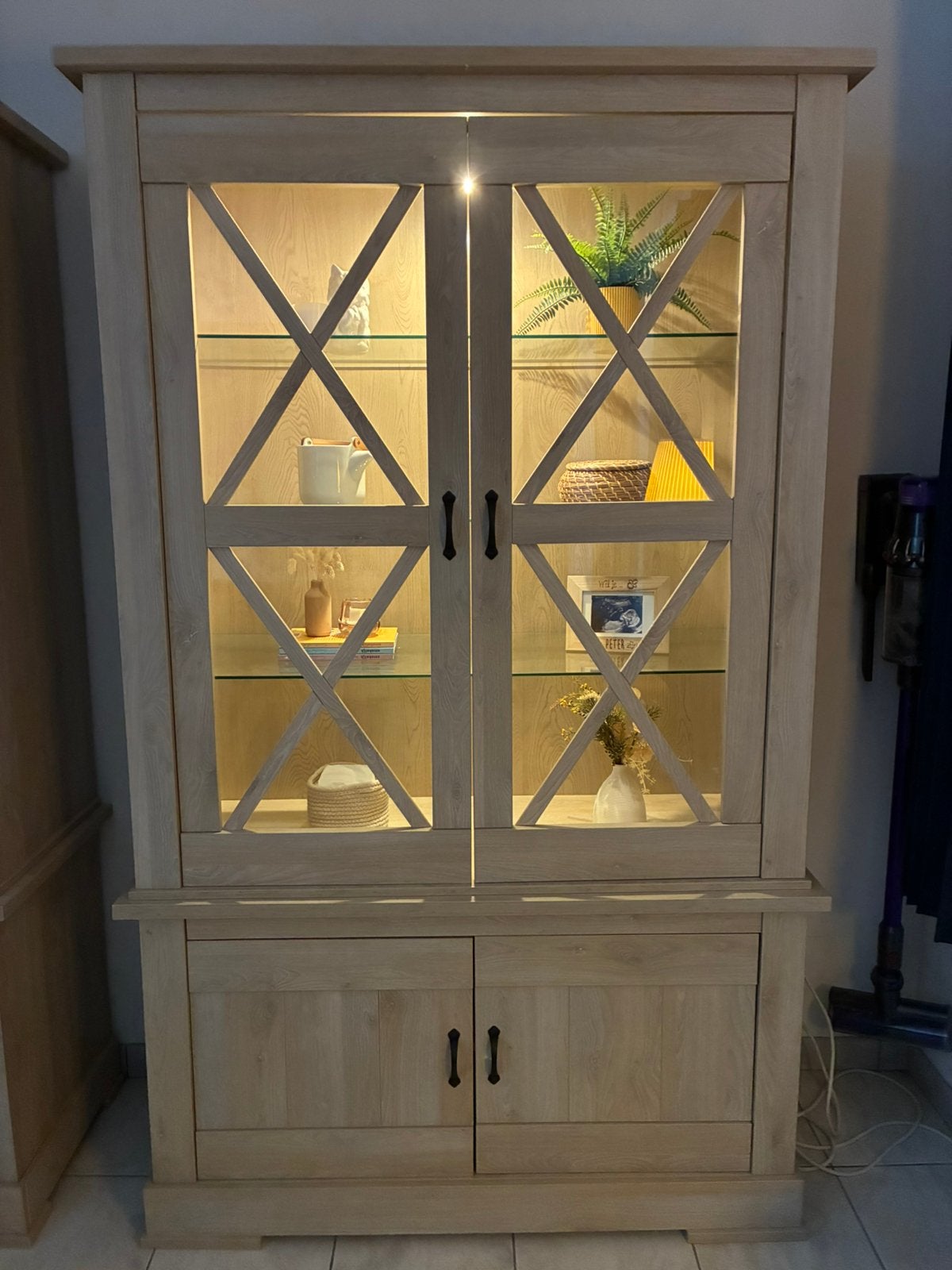 Vitrinekast licht hout, Huis en Inrichting, Kasten | Buffetkasten, Ophalen, Zo goed als nieuw