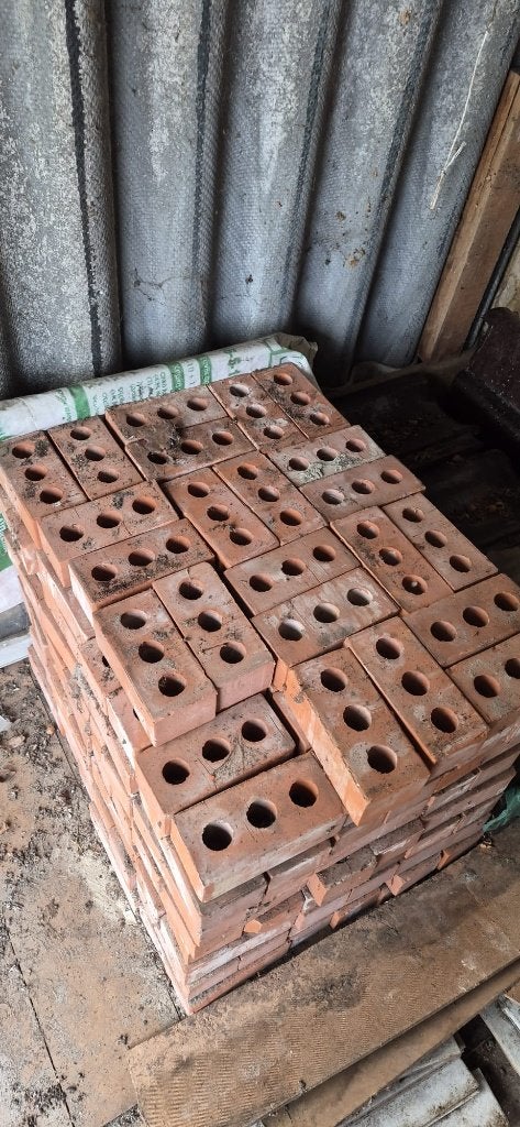 200 rode stenen met 3 gaten, Doe-het-zelf en Bouw, Metselstenen, Ophalen, Zo goed als nieuw, Bakstenen