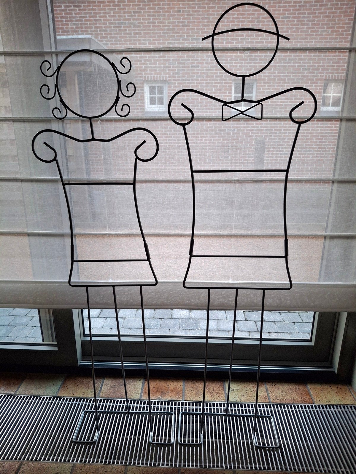 2 kleerhangers, Ophalen, Zo goed als nieuw