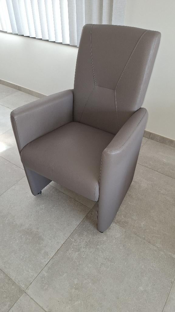 GRATIS : 4 comfortabele stoelen  met wieltjes, Maison & Meubles, Chaises, Utilisé, Quatre, Bois, Autres matériaux, Autres couleurs