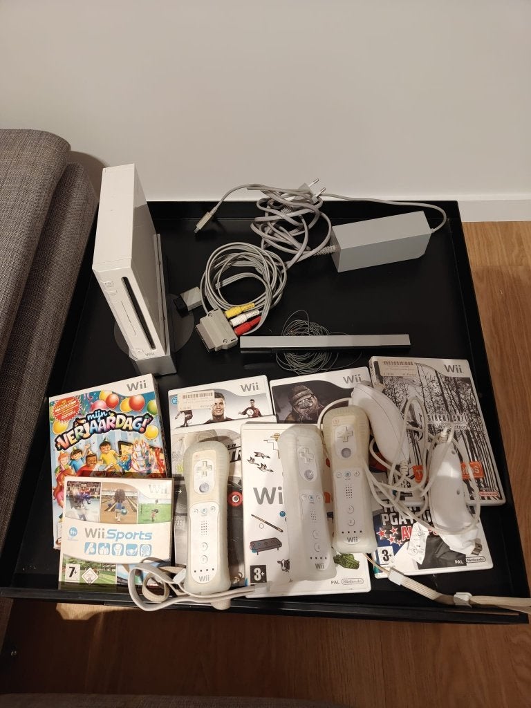 Nintendo Wii + 3 Wii Remotes, Nunchuks, 7 Games ,alle kabels, Ophalen, Gebruikt, Met 3 controllers of meer, Met games