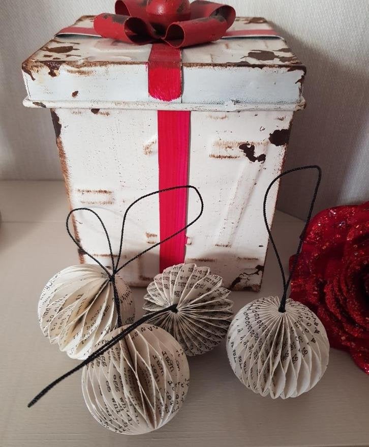 4 Papieren kerstballetjes/ bolletjes hangers met tekst, Gebruikt, -, -, Ophalen of Verzenden