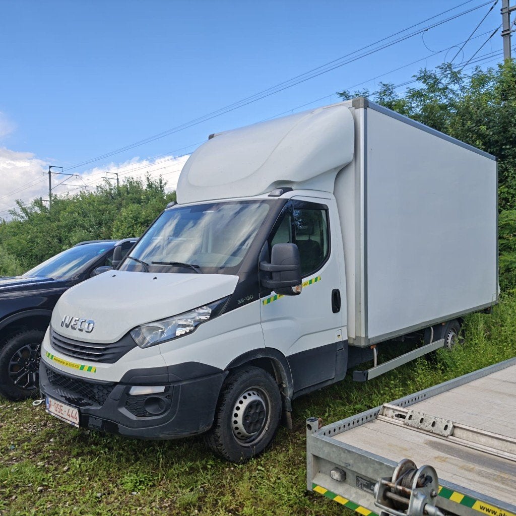 Iveco Daily 35S13 (moteur damage) - 21m³ + hayon + attelage, Autos, Camionnettes & Utilitaires, Euro 5, Achat, 93 kW, Boîte manuelle