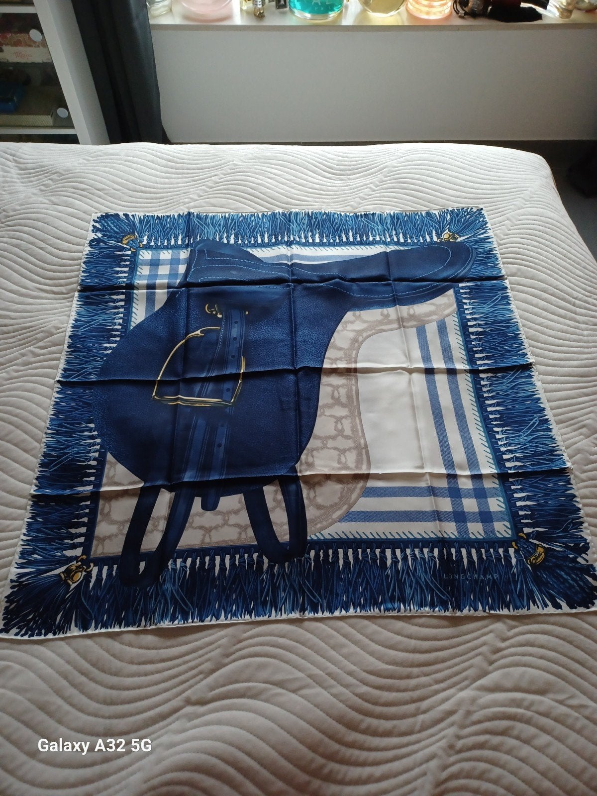 LONGCHAMP Foulard siglé neuf 100% soie, Bijoux, Sacs & Beauté, Envoi, Bleu