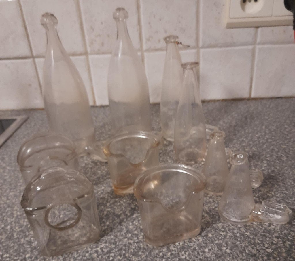 Oude glazen vogeldrinkflesjes en eetbakjes, Ophalen of Verzenden, Zo goed als nieuw