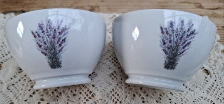 2 Kleine Franse wit porseleinen spoelkommetjes met lavendel, Huis en Inrichting, Gebruikt, -, Ophalen of Verzenden, Kom(men)
