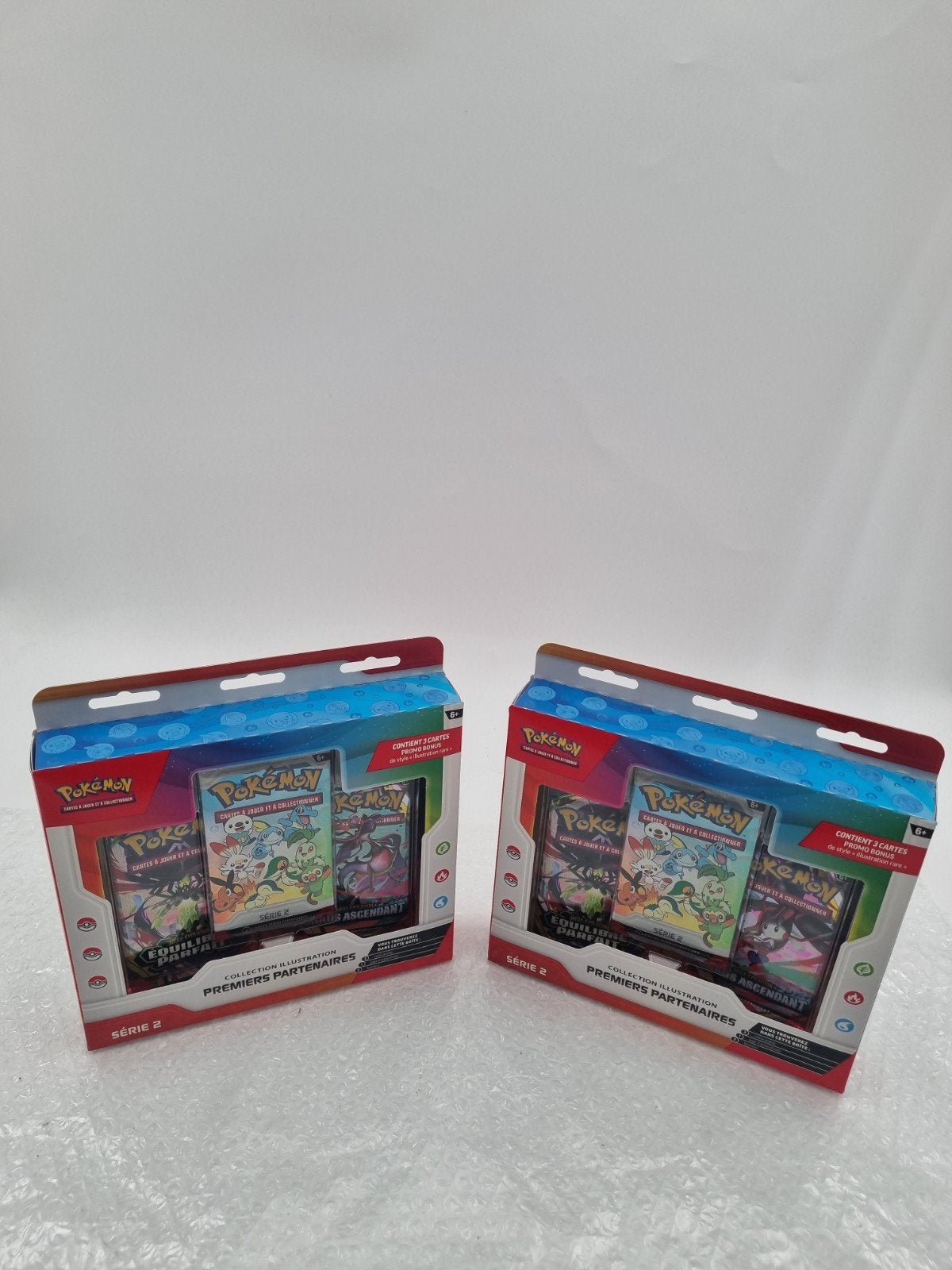 2 Coffrets Premiers Partenaires Série 2 FR pokémon, Enlèvement ou Envoi, Neuf, Booster box, Foil