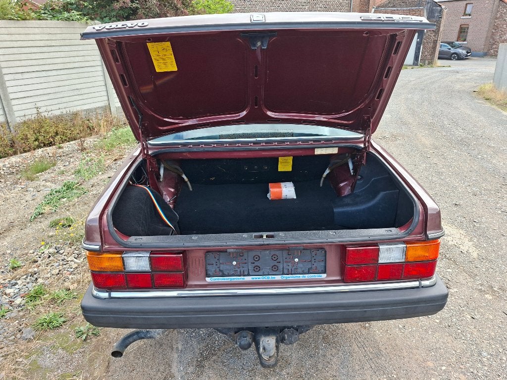 Voiture Ancêtre Volvo 240 GLD année 1989., foto 6