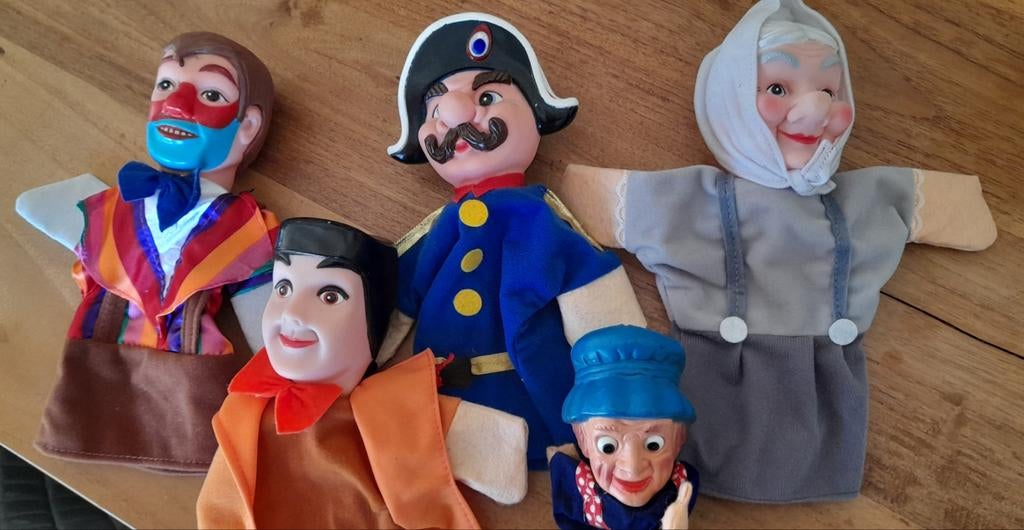 Lot de 5 marionnettes Guignol., Enlèvement