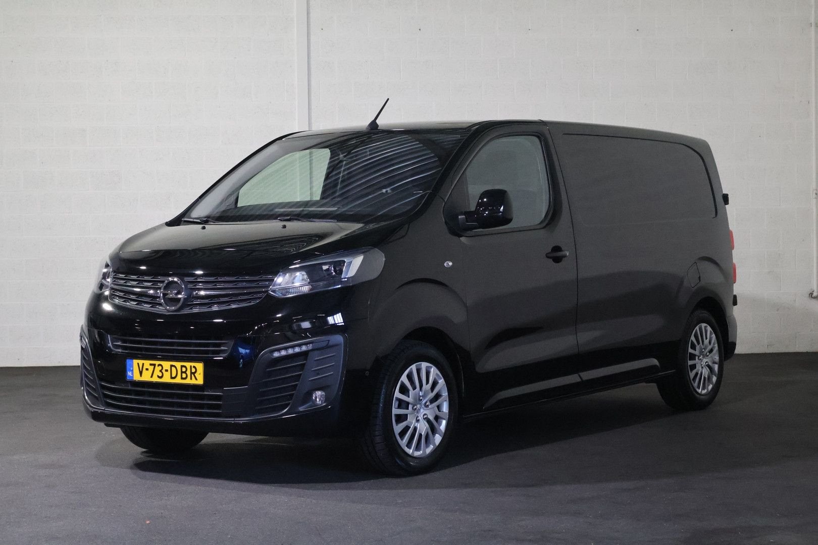 Opel Vivaro 2.0 BlueHDi 145pk L2 Automaat Airco Navigatie Ca, Automaat, Zwart, 196 g/km, Opel