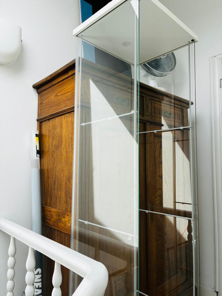 Vitrine kast met glazen schappen, Huis en Inrichting, Ophalen, 50 tot 100 cm, Glas, Modern