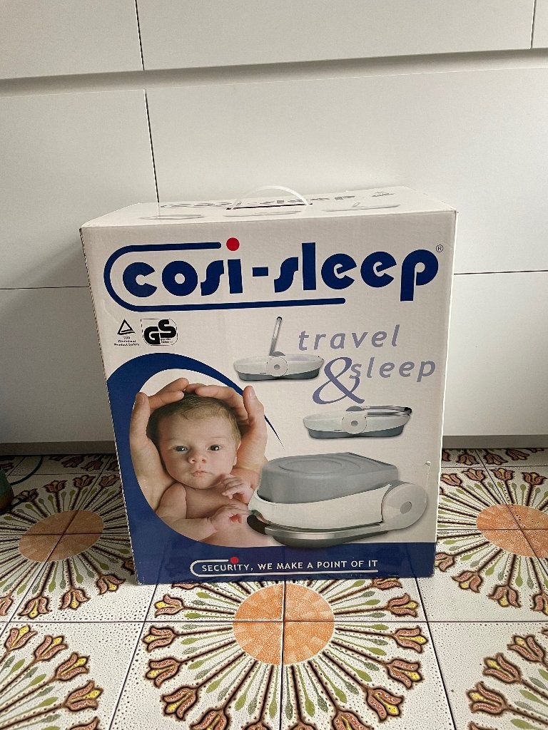 Cosi sleep bedje met onderstel en muggennet, Kinderen en Baby's, Ophalen, Zo goed als nieuw, Reisbedje
