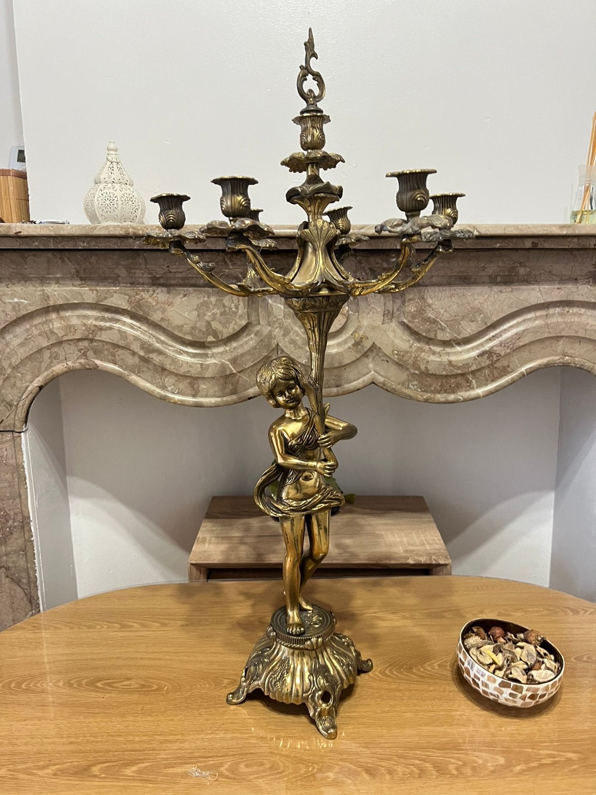 Candélabre ancien, Enlèvement