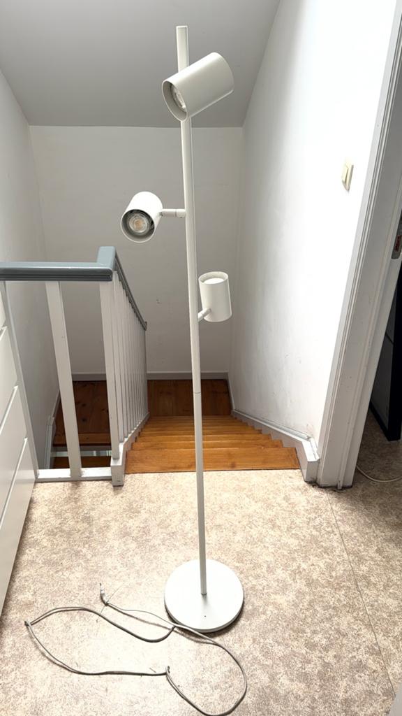 Witte design vloerlamp met 3 verstelbare spots, Huis en Inrichting, Lampen | Vloerlampen, Ophalen of Verzenden, Zo goed als nieuw