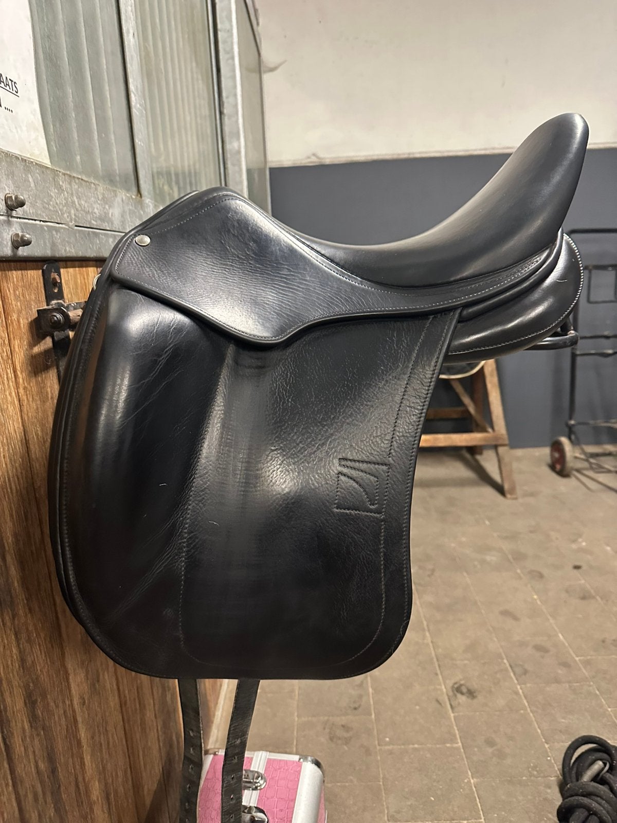 Dressuurzadel Luc Childeric DGP 17inch, Dieren en Toebehoren, Paarden en Pony's | Zadels, Ophalen of Verzenden, Zo goed als nieuw