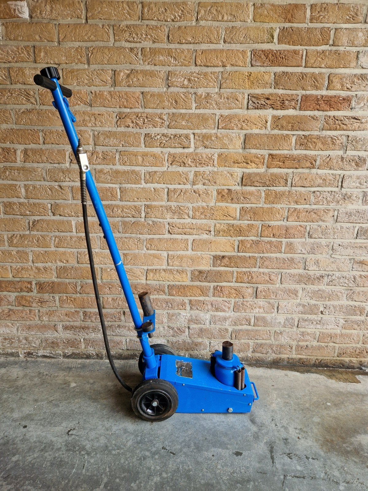 PNEUMATISCHE KRIK 22 TON TE KOOP, Ophalen