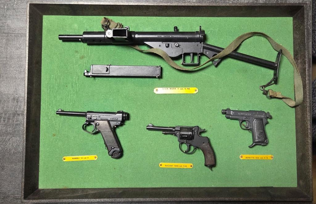 Miniatuur wapens in een lijst, Verzamelen, Militaria | Algemeen, Ophalen of Verzenden