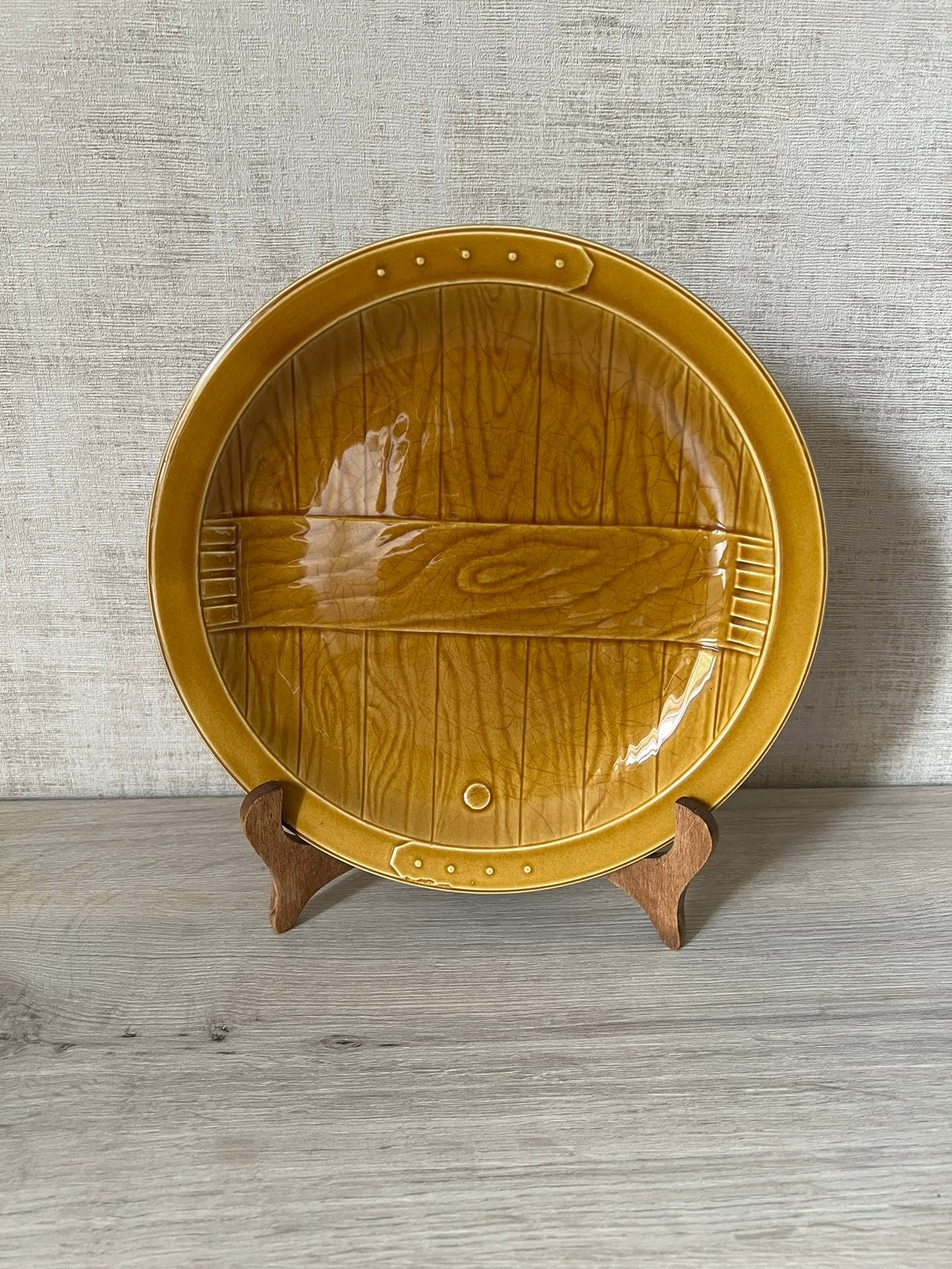 Gien Aardewerken Bord Model Tonneau —Barbotine — Ø 26 cm, Ophalen, Keramiek, Vintage, Zo goed als nieuw