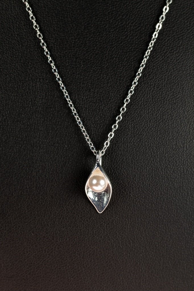 Elegante zilverkleurige ketting met parel – dames, Handtassen en Accessoires, Kettingen, Ophalen of Verzenden, Nieuw, Zilver, Zilver