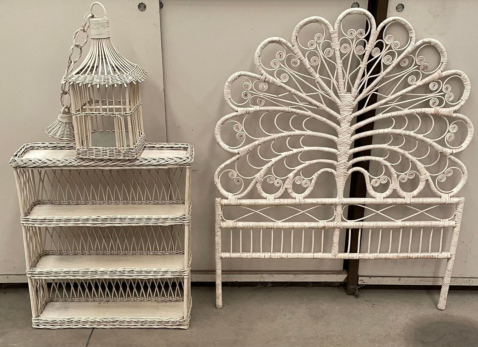wit rotan set – pauw hoofdbord, rek & decoratieve vogelkooi, Enlèvement, Utilisé