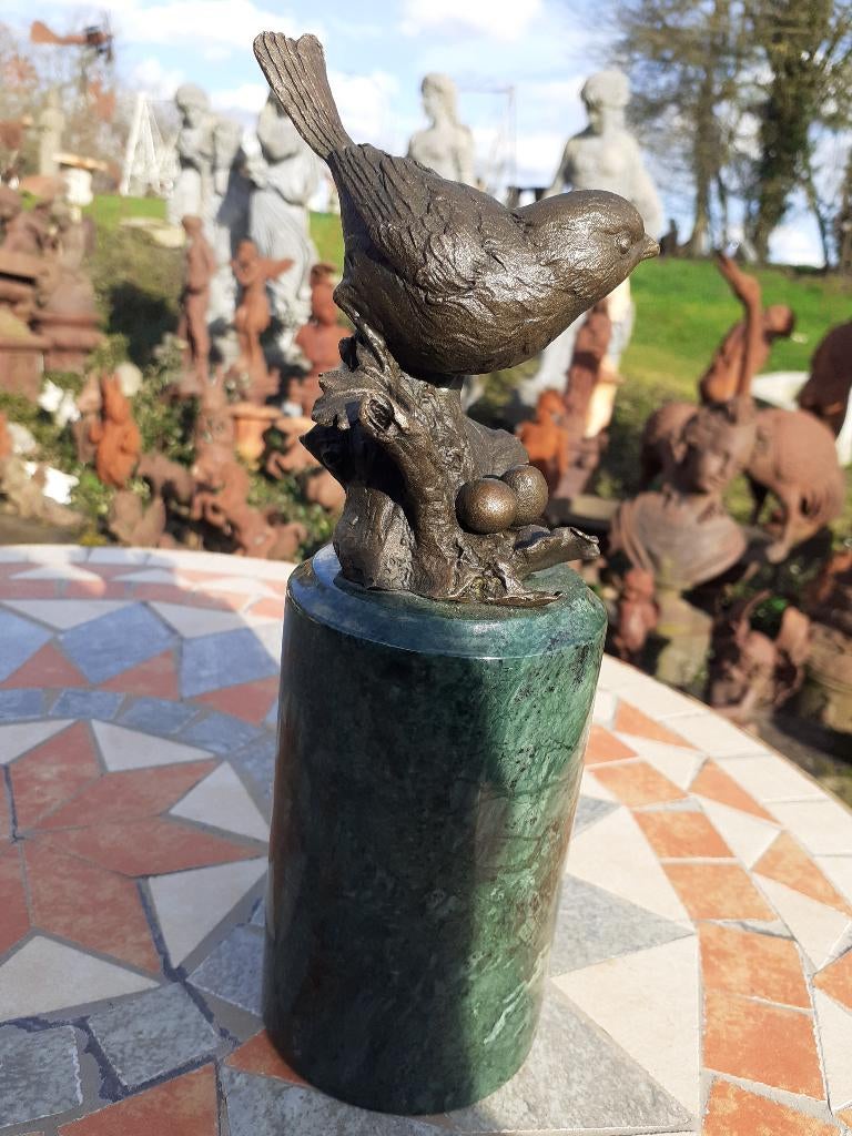 BRONZEN VOGEL GESIGNEERD MILO OP EEN RONDE MARMEREN SOKKEL, Ophalen of Verzenden, Brons
