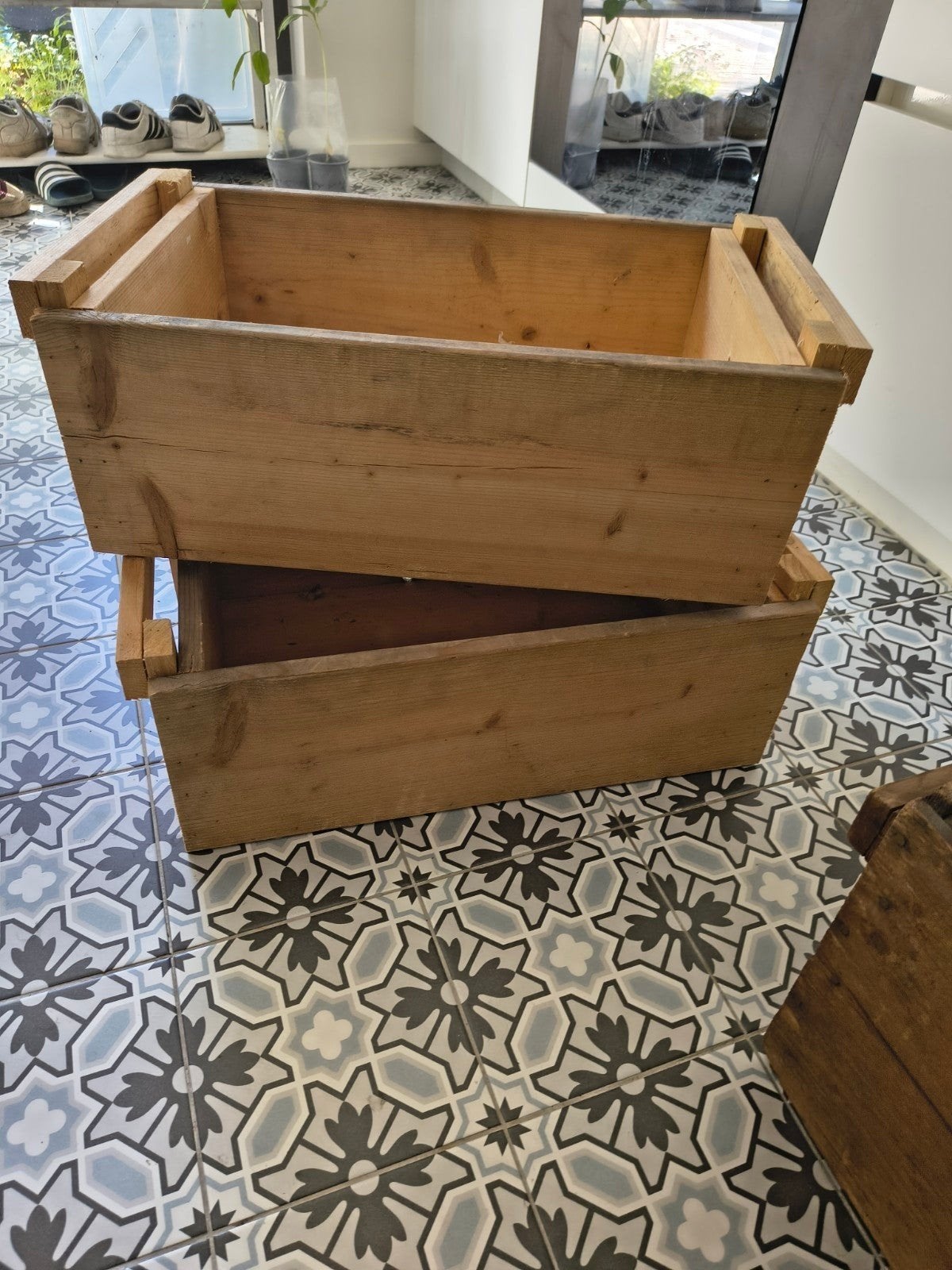 3 houten bakken, Ophalen