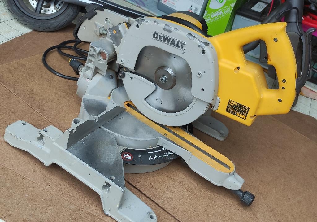 DeWalt afkortzaagmachine, Ophalen