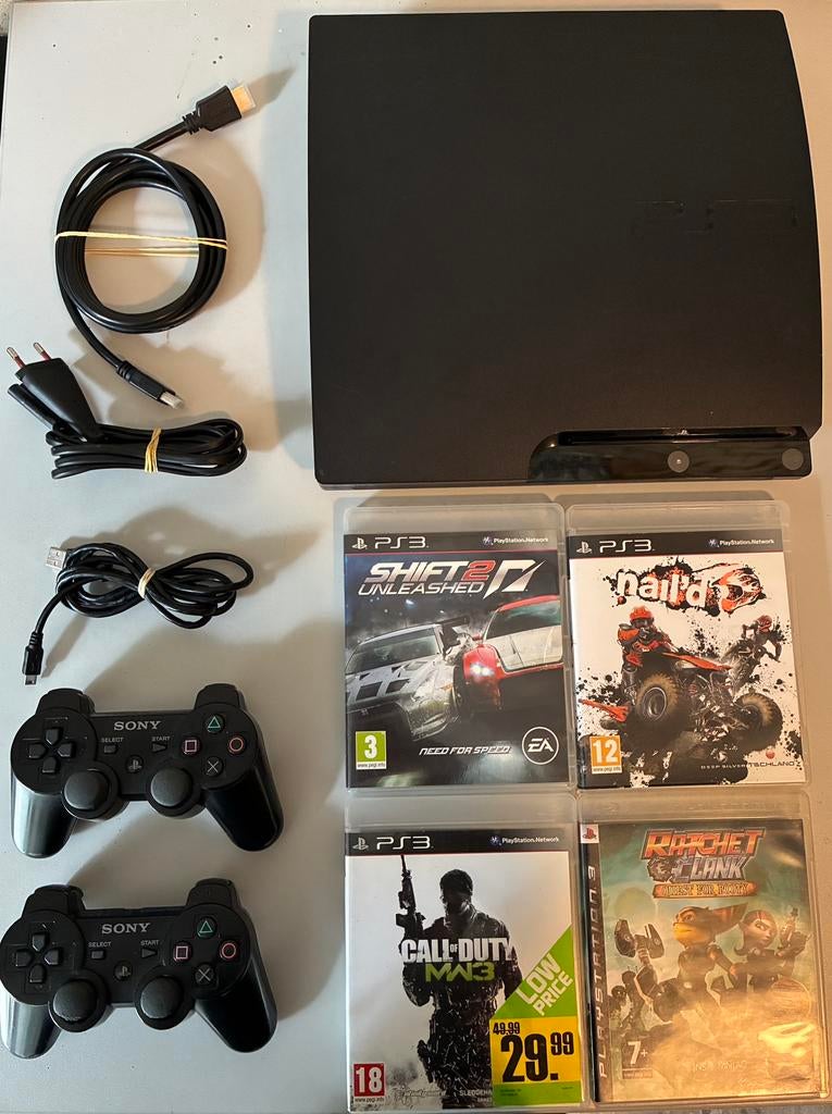 PlayStation 3 Slim met 2 controllers en 4 games, Consoles de jeu & Jeux vidéo, Consoles de jeu | Sony PlayStation 3, Comme neuf