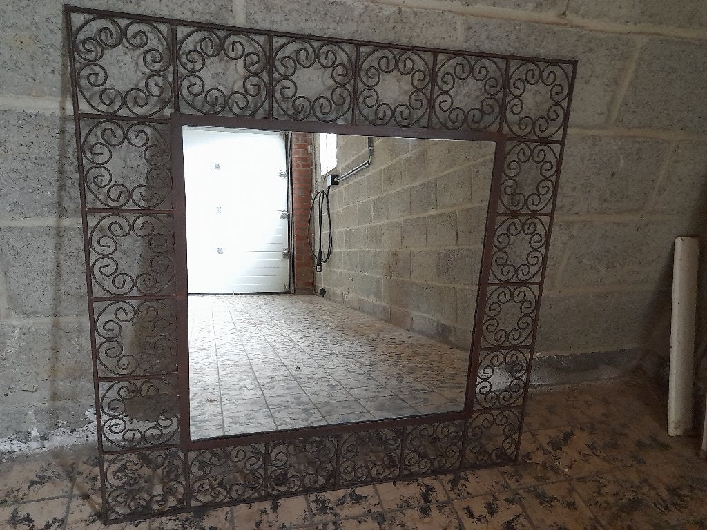 miroir avec bords en fer forgé sculptés, Antiquités & Art, Enlèvement, Carré, 50 à 100 cm, Moins de 100 cm