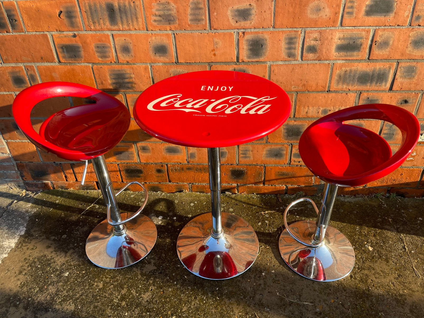 Coca Cola hoge bartafel en 2 rode barkrukken, Huis en Inrichting, Ophalen, Gebruikt, In hoogte verstelbaar, Metaal