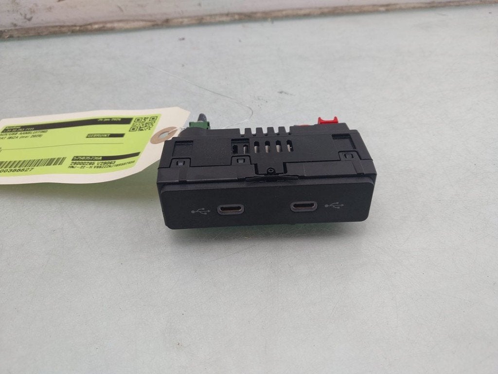 PORT AUX/USB Seat Ibiza V (KJB) (01-2017/-) (|575035736A|), Autos : Pièces & Accessoires, Autres pièces automobiles, Seat Deutschland GmbH