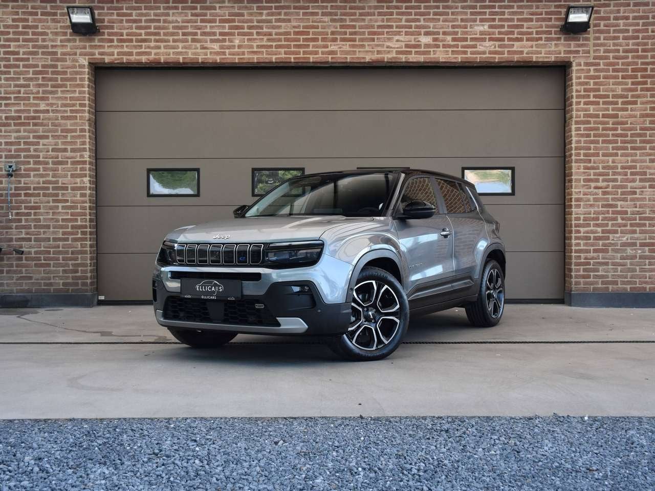 Jeep Avenger 54 KWH SUMMIT / SOH 95,63% / CARPLAY / CAMERA, Autos, Jeep, 0 kg, Argent ou Gris, 0 kg, Noir