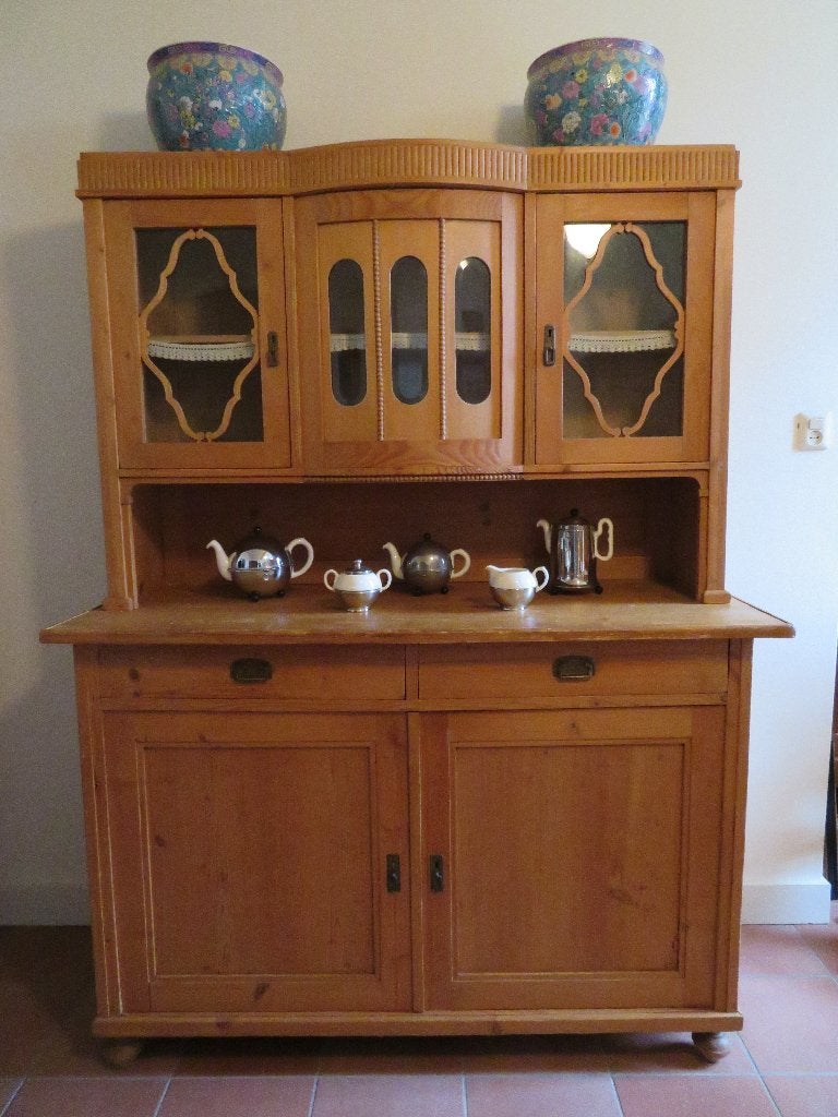 Antieke grenen buffetkast met nog fraaie details., Huis en Inrichting, Ophalen, 200 cm of meer, 150 tot 200 cm, Met lade(s)