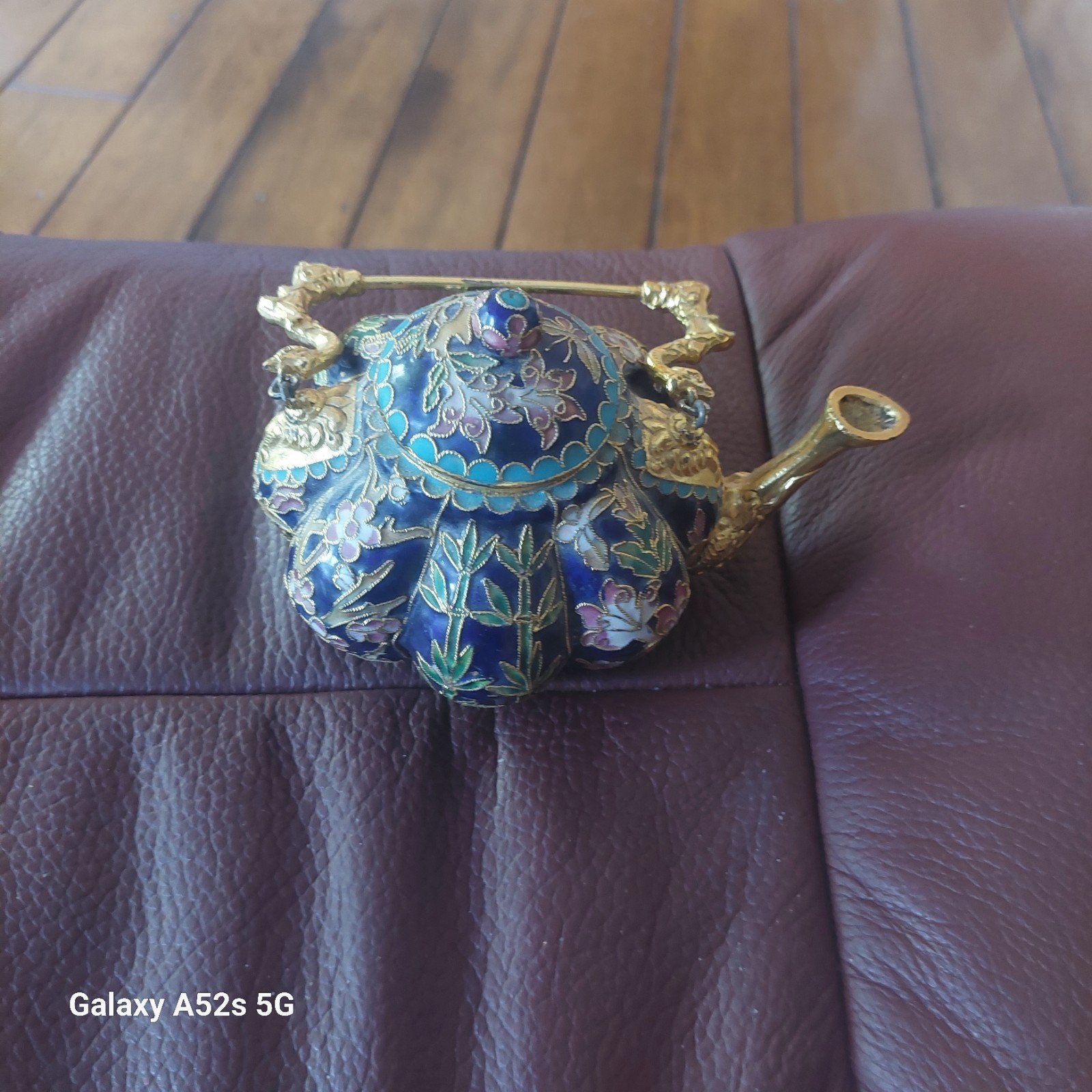 Cloisonne theepot, Ophalen