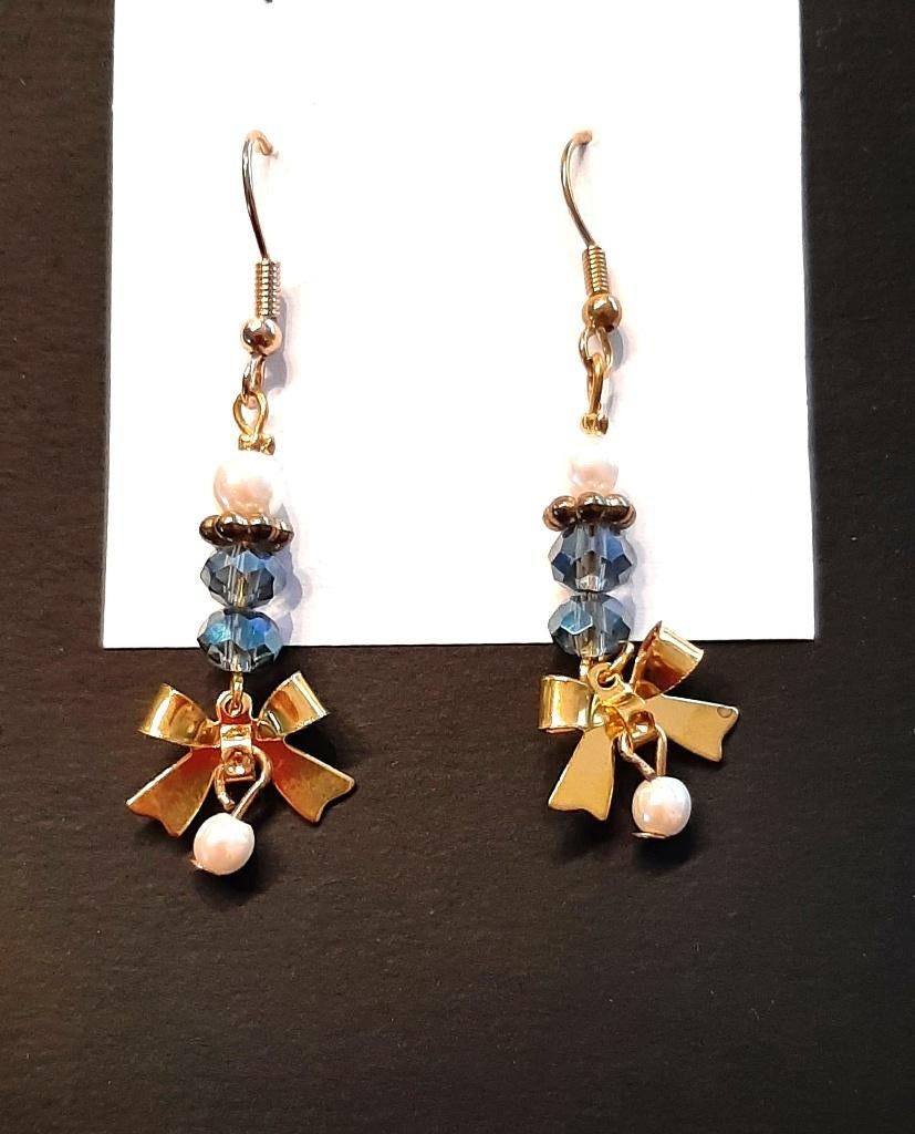 Te koop: Nieuw!!! Mooie lange blauwe oorbellen met strikjes, Bijoux, Sacs & Beauté, Boucles d'oreilles, Neuf, Or, Enlèvement, Bleu