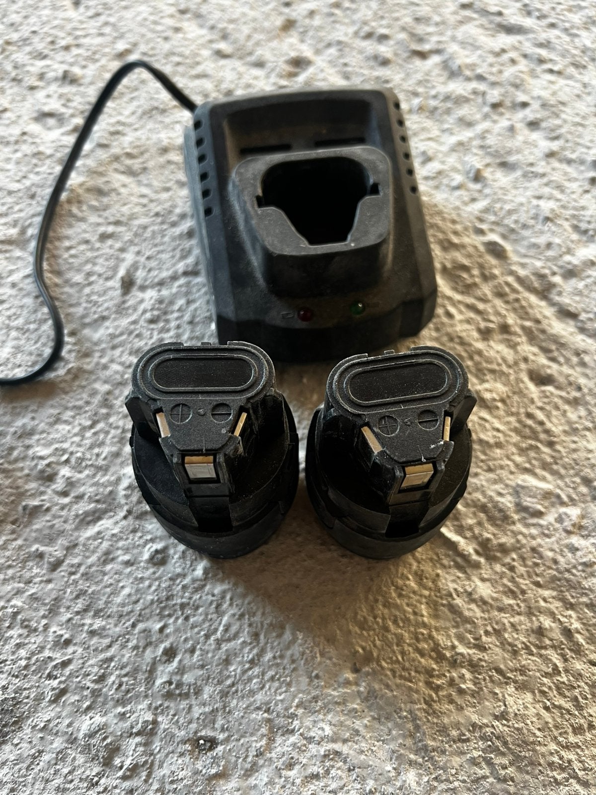 Chargeur avec 2 batterie power plus 12v, Télécoms, Talkies-walkies & Walkies-talkies, Enlèvement, Comme neuf