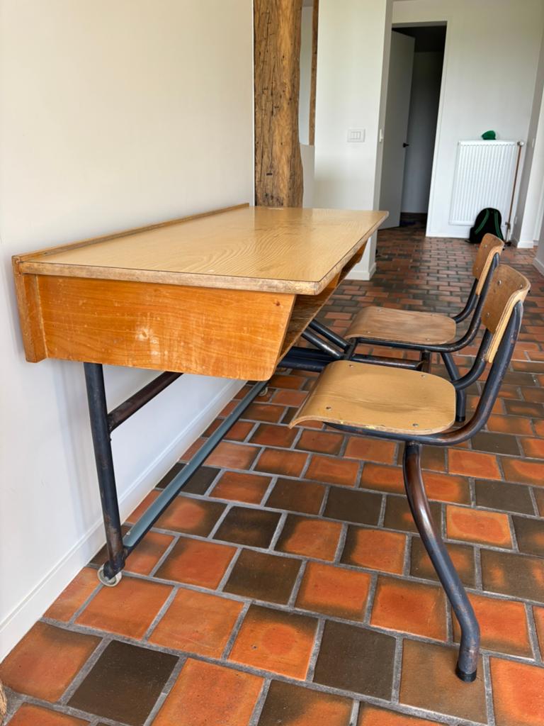 Lessenaar met 2 vaste stoelen, Ophalen, Gebruikt, Hout, Met lades