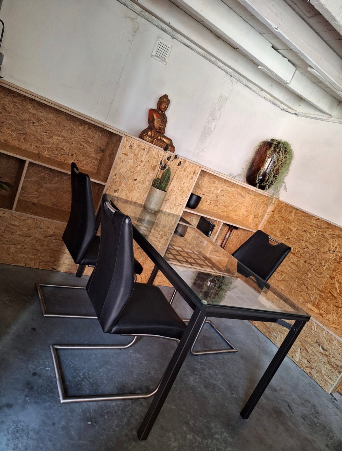 Industriële glazen eettafel met 4 leren stoelen, Ophalen, Zo goed als nieuw